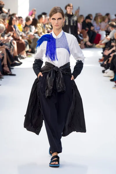 Look 18